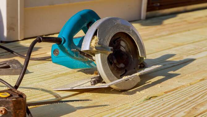 How Do I Safely Use A Circular Saw Without A Table?